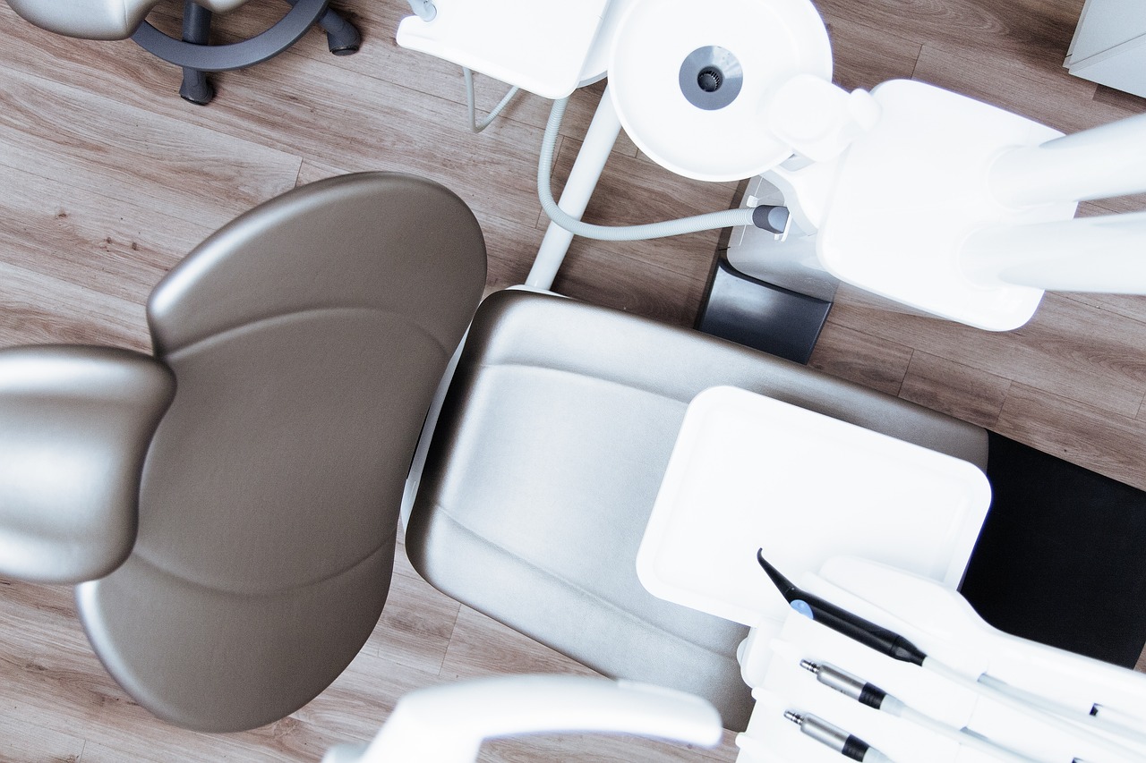 Narzędzia dentystyczne: Kluczowe wyposażenie gabinetu stomatologicznego