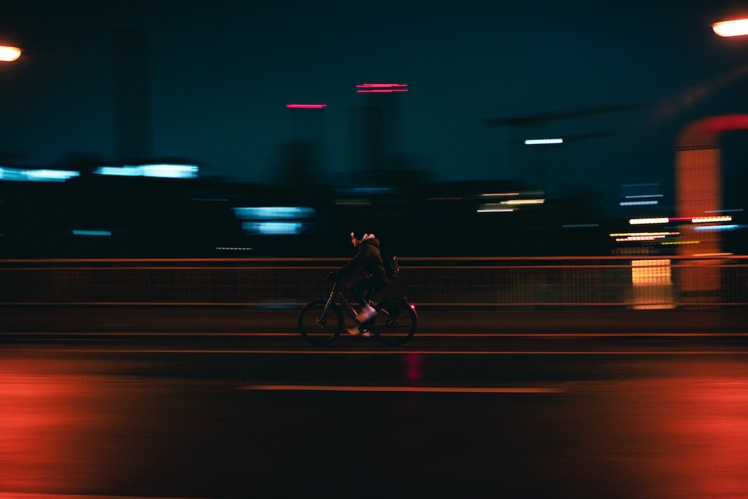 Poruszanie się rowerem w nocy – w co należy być wyposażonym?