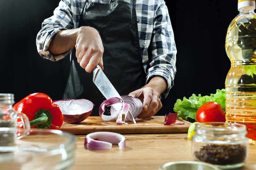 Poradnik utrzymania ostrości noży i prawidłowego użytkowania wirówek do sałaty oraz dzbanków szklanych w gastronomii