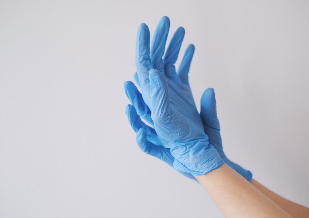 Jak wybrać odpowiednie jednorazowe rękawice dla personelu medycznego?