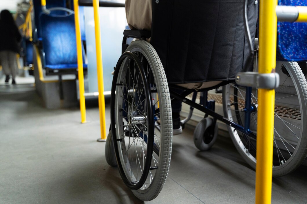 Jak wybrać odpowiedni wózek inwalidzki – poradnik dla osób z ograniczeniami ruchowymi