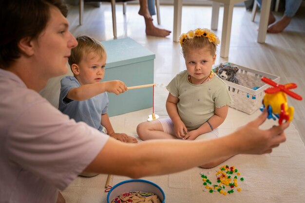 Jak metoda Montessori wspiera rozwój umiejętności społecznych u dzieci